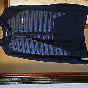 Men's Columbia hooded sweatshirt/jacket.
